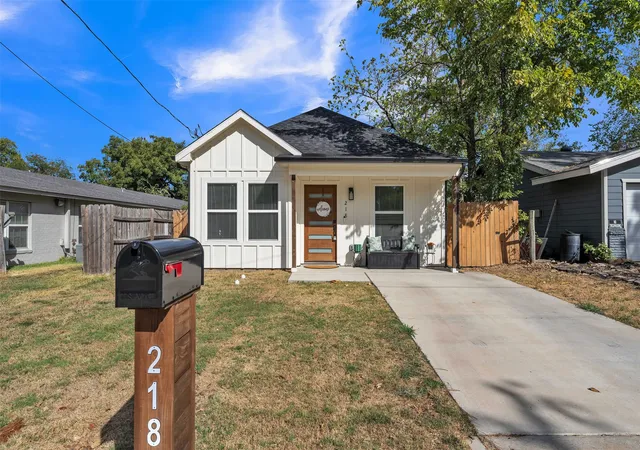 Photo 2 of Single family home for sale at 218 Locust St S, Sulphur Springs, TX 75482 | MLS# 21398162 | Listing updated on 2026-10-04