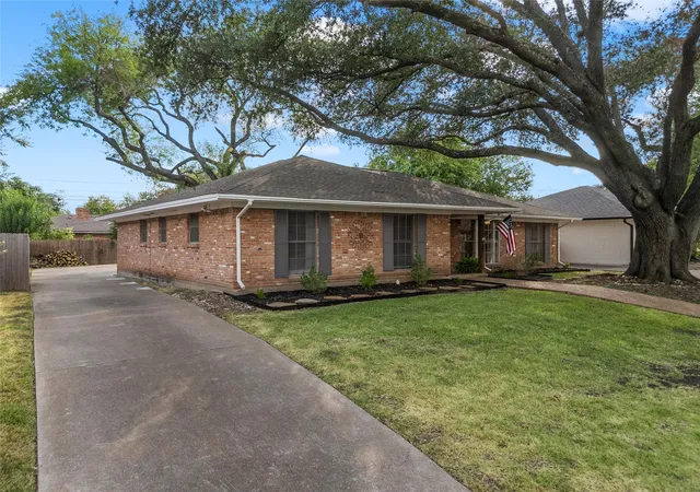 Photo 2 of Single family home for sale at 1712 Laurel Lake Dr, Waco, TX 76710 | MLS# 21397844 | Listing updated on 2026-09-29