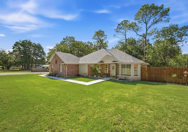 Photo 2 of Single family home for sale at 173 Graves Cir, Pottsboro, TX 75076 | MLS# 21392585 | Listing updated on 2026-10-02
