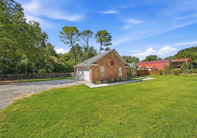 Photo 3 of Single family home for sale at 173 Graves Cir, Pottsboro, TX 75076 | MLS# 21392585 | Listing updated on 2026-10-02