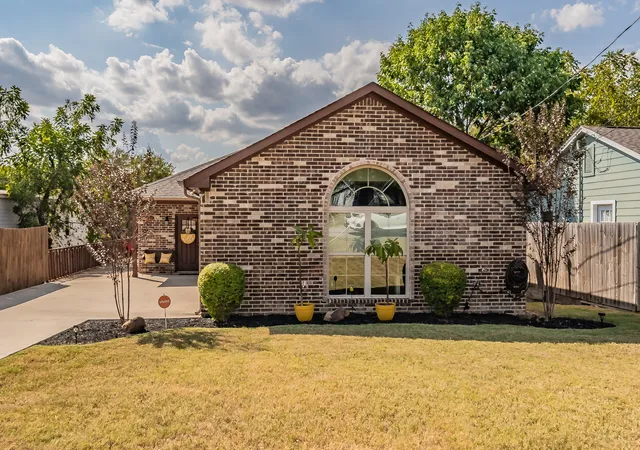 Single family home for sale at 129 Morris St, DeSoto, TX 75115 | MLS# 21398499