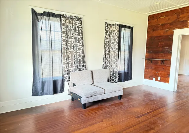 Photo 3 of Single family home for sale at 511 N Beaton St, Corsicana, TX 75110 | MLS# 21398665 | Listing updated on 2026-09-30