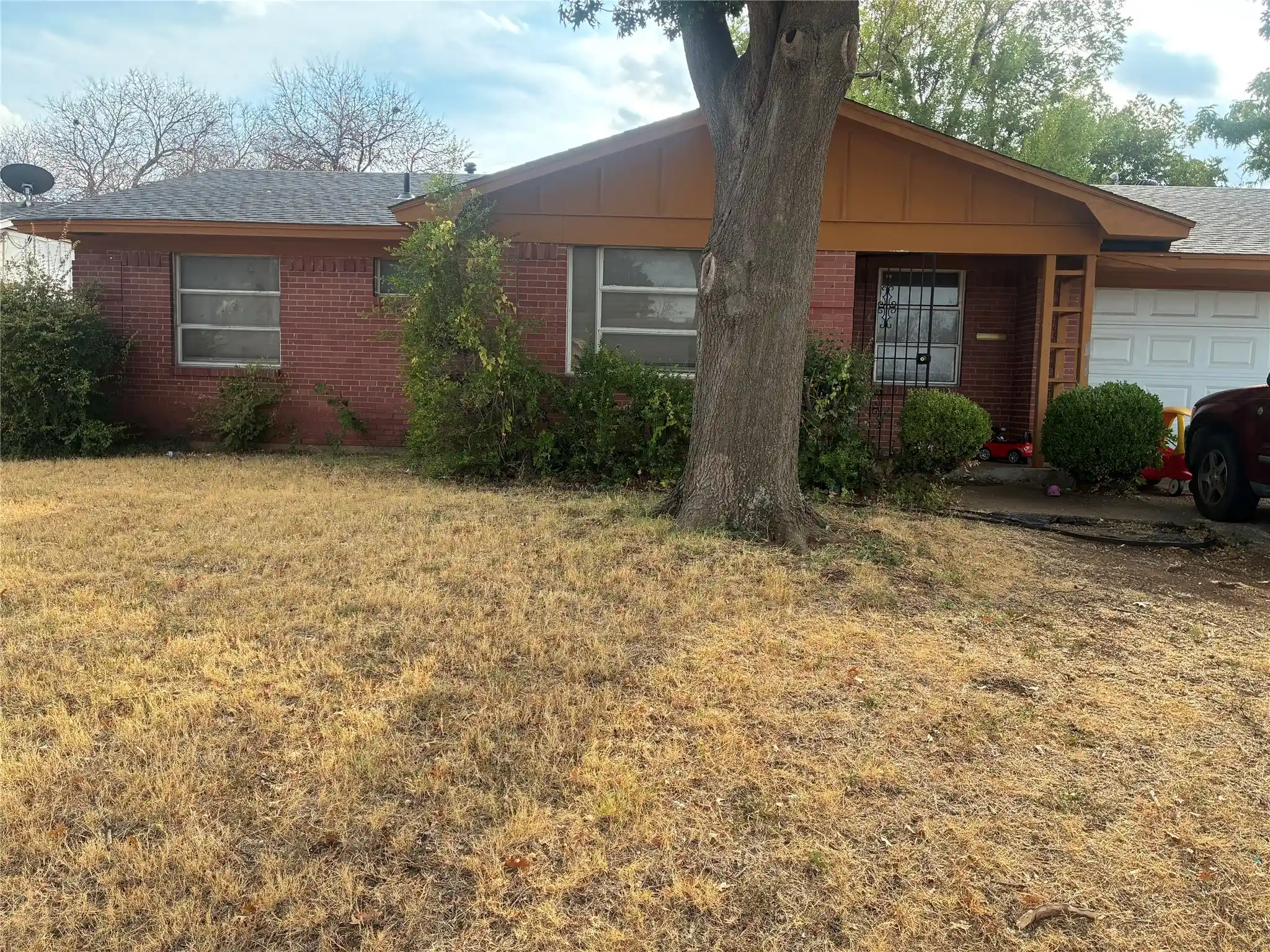 Single family home for sale at 1424 Cloverdale Dr, Fort Worth, TX 76134 | MLS# 21398018