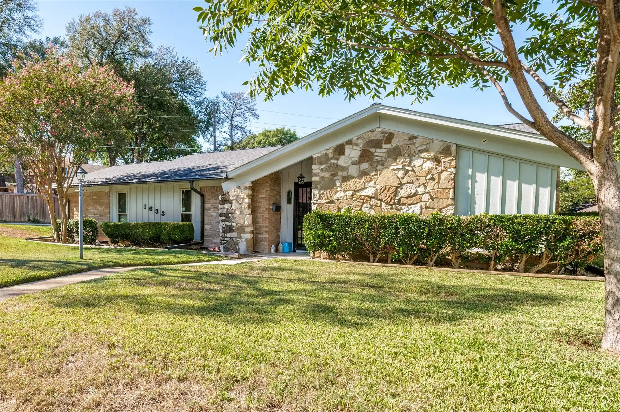 Photo 1 of Sale Pending at 1633 Hanging Cliff Dr, Dallas, TX 75224 | MLS# 21398705 | Listing updated on 2026-10-19
