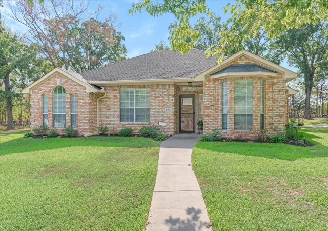 Photo 1 of Single family home for sale at 2 Bentwood Cir, Canton, TX 75103 | MLS# 21396033 | Listing updated on 2026-10-01