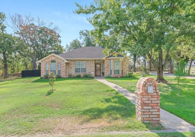 Photo 2 of Single family home for sale at 2 Bentwood Cir, Canton, TX 75103 | MLS# 21396033 | Listing updated on 2026-10-01