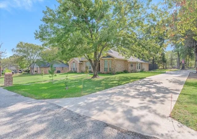 Photo 3 of Single family home for sale at 2 Bentwood Cir, Canton, TX 75103 | MLS# 21396033 | Listing updated on 2026-10-01