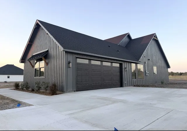 Photo 2 of Single family home for sale at 127 Skrivanek Rd, Ennis, TX 75119 | MLS# 21377818 | Listing updated on 2026-09-30