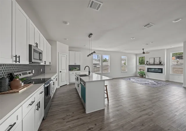 Photo 2 of Single family home for sale at 5824 Stonegate Cir, Granbury, TX 76048 | MLS# 21391952 | Listing updated on 2026-09-29