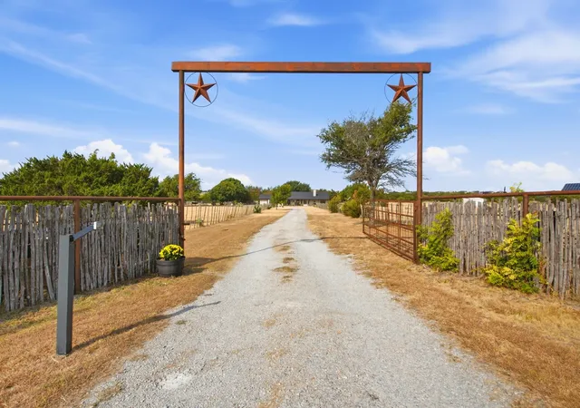 Photo 2 of Single family home for sale at 950 Johnson Bnd Rd, Weatherford, TX 76088 | MLS# 21395691 | Listing updated on 2026-09-29