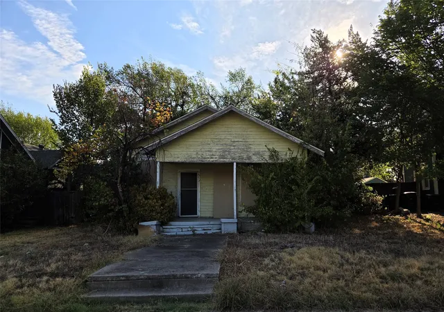 Single family home for sale at 1517 Alston Ave, Fort Worth, TX 76104 | MLS# 21396106