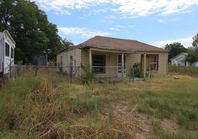 Photo 1 of Single family home for sale at 1015 S Pecos St, Coleman, TX 76834 | MLS# 21398939 | Listing updated on 2026-09-30