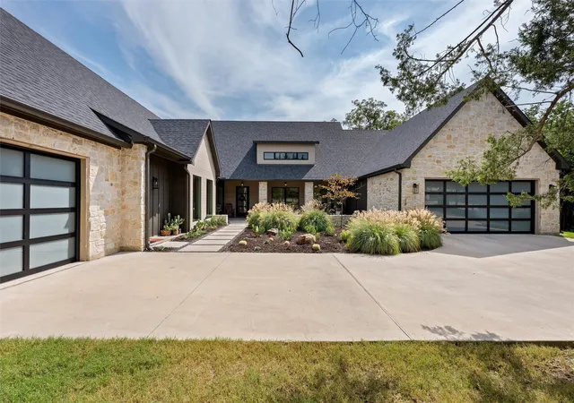 Photo 2 of Single family home for sale at 206 Lila Blue Ln, Van Alstyne, TX 75495 | MLS# 21397773 | Listing updated on 2026-10-07