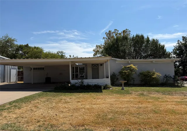 Photo 1 of Single family home for sale at 811 N Grant Dr, Sherman, TX 75092 | MLS# 21398867 | Listing updated on 2026-10-28