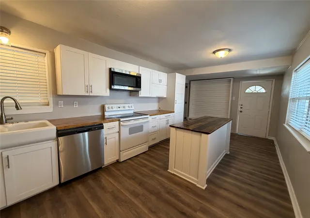 Photo 3 of Single family home for sale at 811 N Grant Dr, Sherman, TX 75092 | MLS# 21398867 | Listing updated on 2026-10-28