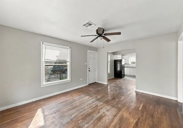 Photo 2 of Single family home for sale at 1001 Preston St, Waco, TX 76704 | MLS# 21398735 | Listing updated on 2026-10-02