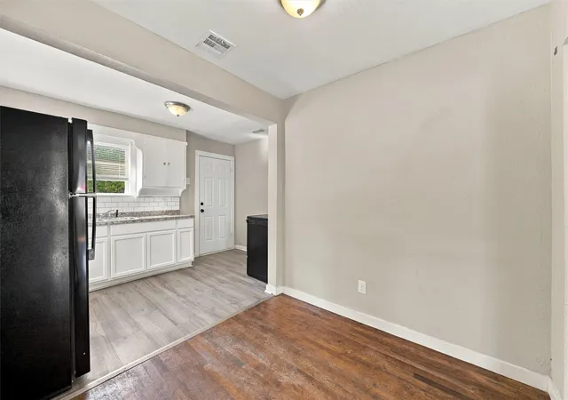 Photo 3 of Single family home for sale at 1001 Preston St, Waco, TX 76704 | MLS# 21398735 | Listing updated on 2026-10-02
