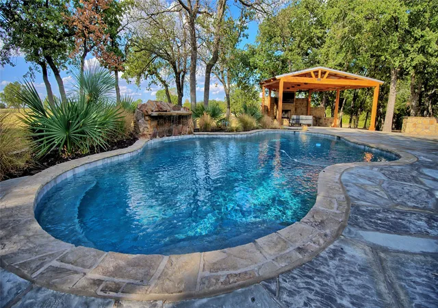 Photo 3 of Single family home for sale at 423 Brazos St, Bowie, TX 76230 | MLS# 21398914 | Listing updated on 2026-09-30