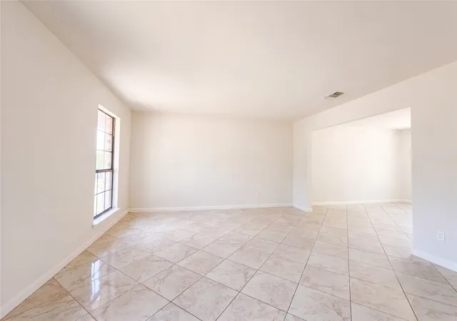 Photo 4 of Single family home for sale at 4622 Covington Ct, Grand Prairie, TX 75052 | MLS# 21396842 | Listing updated on 2026-10-27