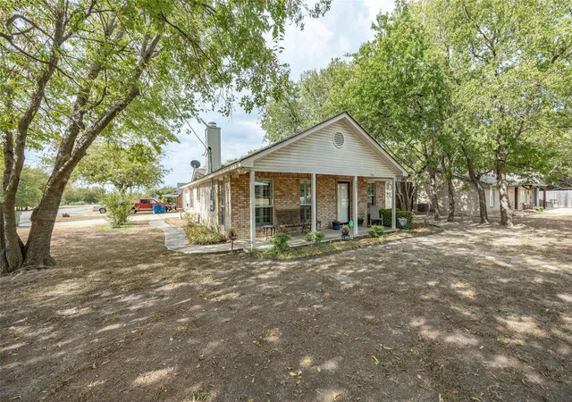 Photo 1 of Single family home for sale at 201 W Oak St, Aledo, TX 76008 | MLS# 21398314 | Listing updated on 2026-10-01