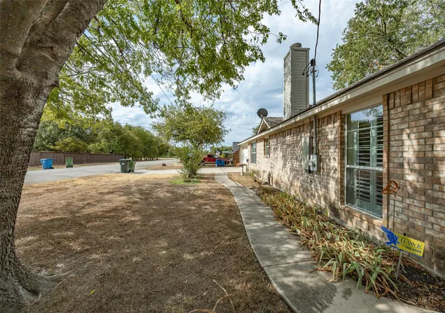Photo 3 of Single family home for sale at 201 W Oak St, Aledo, TX 76008 | MLS# 21398314 | Listing updated on 2026-10-01