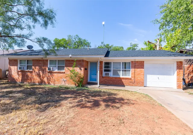 Photo 1 of Single family home for sale at 1700 Westview Dr, Abilene, TX 79603 | MLS# 21398801 | Listing updated on 2026-10-05