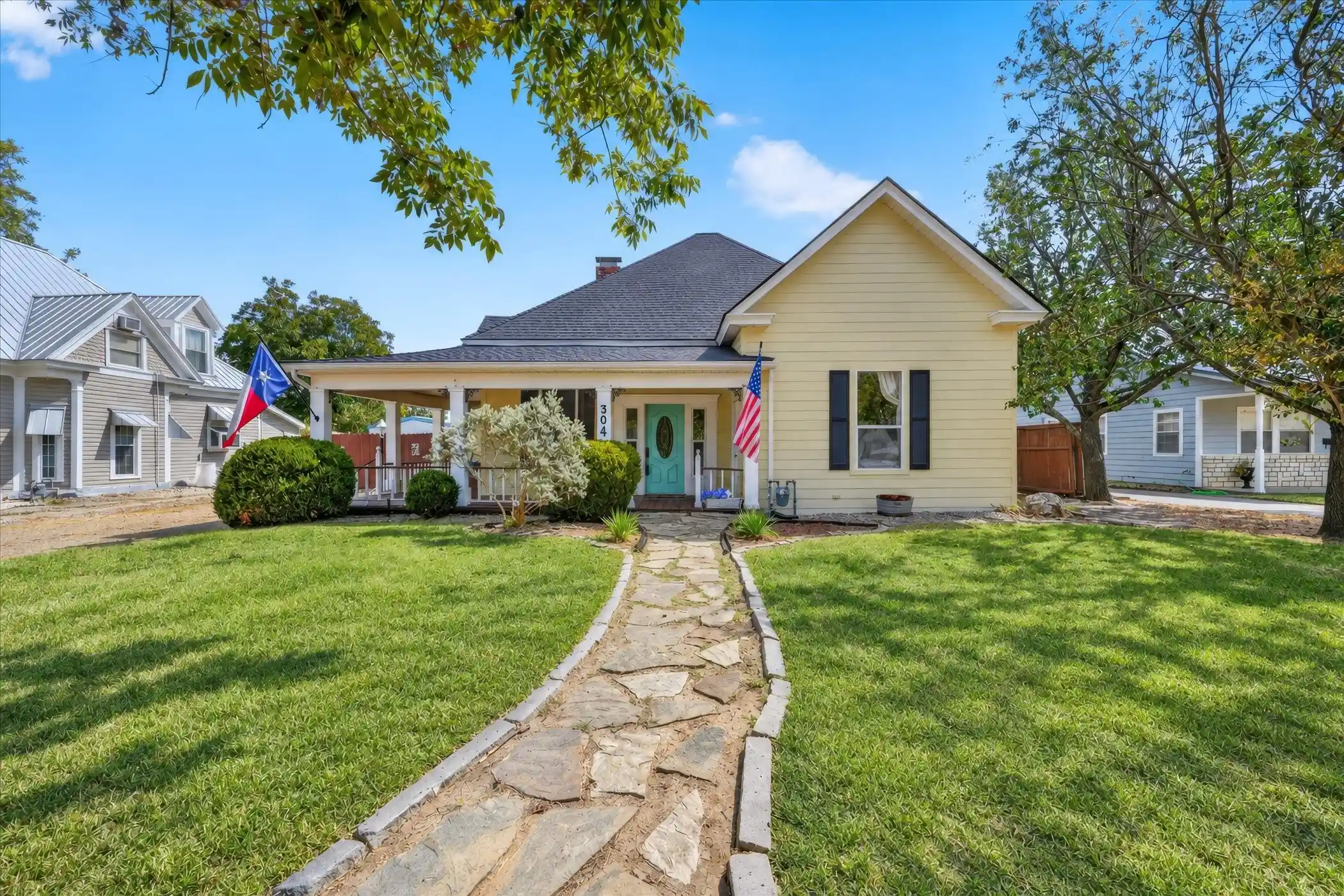 Single family home for sale at 304 E Main St, Itasca, TX 76055 | MLS# 21394975