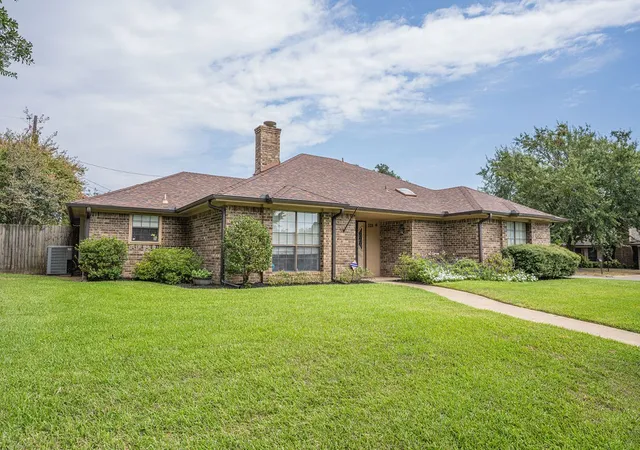 Photo 1 of Single family home for sale at 328 Hollie Cir, Sulphur Springs, TX 75482 | MLS# 21398936 | Listing updated on 2026-10-02