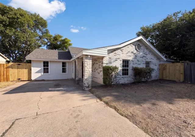 Single family home for sale at 404 Vincent St, Cedar Hill, TX 75104 | MLS# 21399322