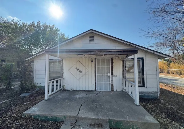 Photo 1 of Sale Pending at 2800 S Jones St, Fort Worth, TX 76104 | MLS# 21397865 | Listing updated on 2026-10-02