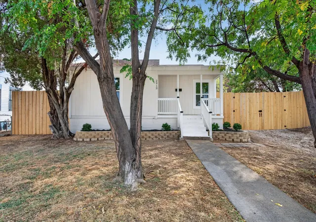 Photo 1 of Single family home for sale at 2913 Wesleyan Dr S, Fort Worth, TX 76105 | MLS# 21399380 | Listing updated on 2026-10-05