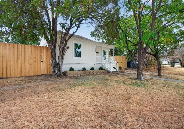 Photo 2 of Single family home for sale at 2913 Wesleyan Dr S, Fort Worth, TX 76105 | MLS# 21399380 | Listing updated on 2026-10-05