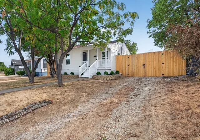 Photo 3 of Single family home for sale at 2913 Wesleyan Dr S, Fort Worth, TX 76105 | MLS# 21399380 | Listing updated on 2026-10-05