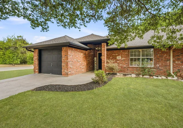 Photo 2 of Single family home for sale at 300 Wedgewood Dr, Stephenville, TX 76401 | MLS# 21398747 | Listing updated on 2026-10-03