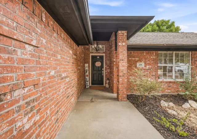 Photo 3 of Single family home for sale at 300 Wedgewood Dr, Stephenville, TX 76401 | MLS# 21398747 | Listing updated on 2026-10-03