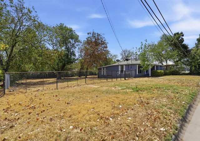 Photo 2 of Single family home for sale at 305 Miller St, Bowie, TX 76230 | MLS# 21399432 | Listing updated on 2026-10-05