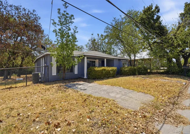 Photo 3 of Single family home for sale at 305 Miller St, Bowie, TX 76230 | MLS# 21399432 | Listing updated on 2026-10-05
