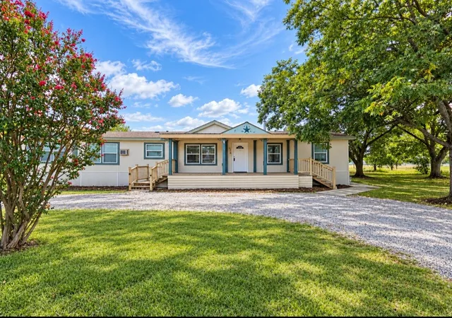 Photo 2 of Manufactured home for sale at 105 E Laura Ave, Quinlan, TX 75474 | MLS# 21397340 | Listing updated on 2026-09-30