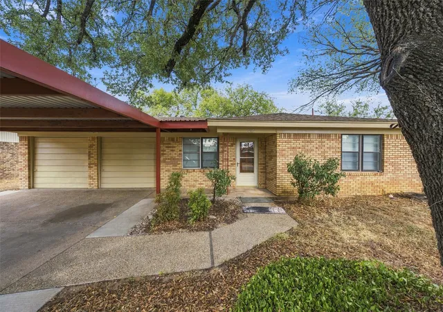 Photo 1 of Sale Pending at 207 Cresthill Dr, Lacy Lakeview, TX 76705 | MLS# 21398616 | Listing updated on 2026-10-07