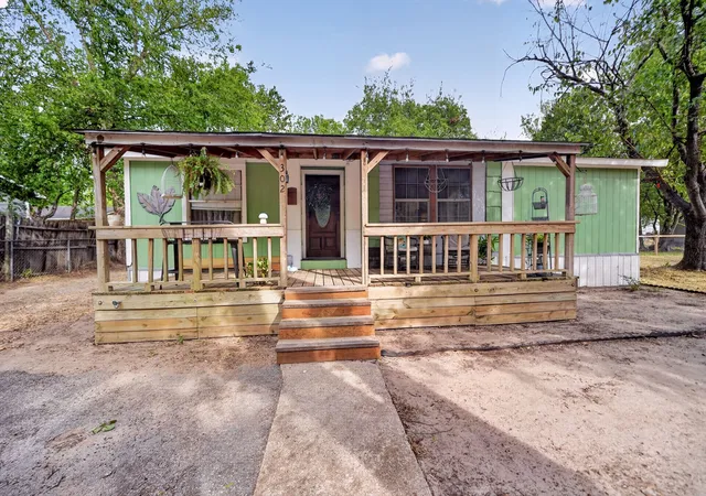 Photo 2 of Manufactured home for sale at 302 Longleaf St, Gun Barrel City, TX 75156 | MLS# 21387483 | Listing updated on 2026-10-08