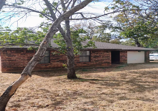Photo 1 of Single family home for sale at 909 Live Oak St, Bridgeport, TX 76426 | MLS# 21399455 | Listing updated on 2026-10-10