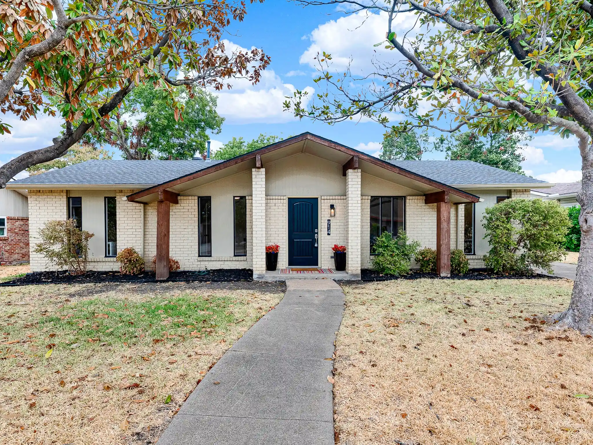 Photo 1 of Sale Pending at 914 Prestwick Ln, Richardson, TX 75080 | MLS# 21399368 | Listing updated on 2026-10-21