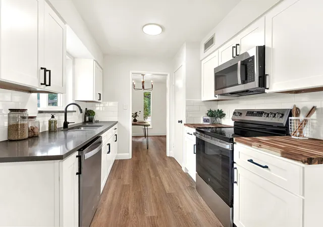 Photo 3 of Single family home for sale at 914 Prestwick Ln, Richardson, TX 75080 | MLS# 21399368 | Listing updated on 2026-10-07