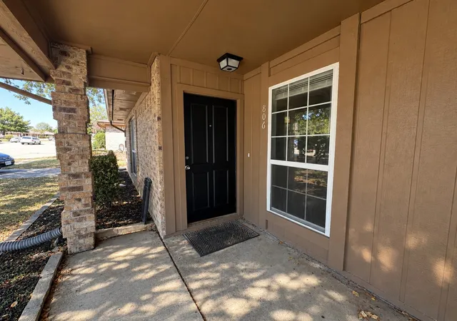 Photo 3 of Single family home for sale at 806 Blessing Crk Dr, Euless, TX 76039 | MLS# 21397108 | Listing updated on 2026-10-04