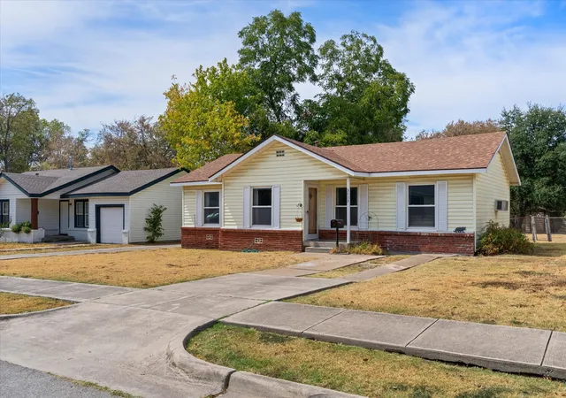 Photo 3 of Single family home for sale at 3513 Meadow Oaks Dr, Haltom City, TX 76117 | MLS# 21397520 | Listing updated on 2026-09-30