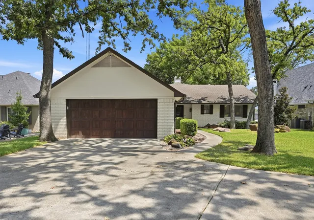 Photo 1 of Single family home for sale at 1011 Kiowa Dr W, Gainesville, TX 76240 | MLS# 21399592 | Listing updated on 2026-09-30