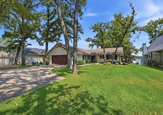 Photo 2 of Single family home for sale at 1011 Kiowa Dr W, Gainesville, TX 76240 | MLS# 21399592 | Listing updated on 2026-09-30