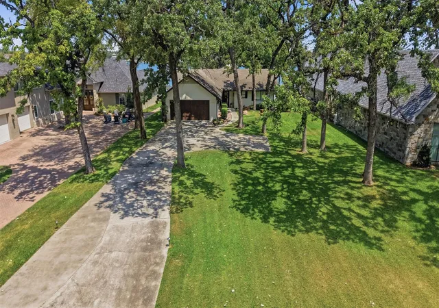 Photo 3 of Single family home for sale at 1011 Kiowa Dr W, Gainesville, TX 76240 | MLS# 21399592 | Listing updated on 2026-09-30