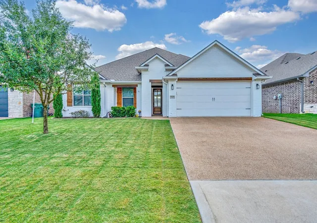 Photo 1 of Single family home for sale at 320 Daisy Ln, Waco, TX 76706 | MLS# 21399113 | Listing updated on 2026-09-30