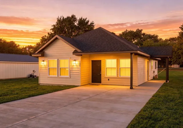 Photo 1 of Single family home for sale at 105 Oak Ridge Rd, Mabank, TX 75156 | MLS# 21399774 | Listing updated on 2026-09-30